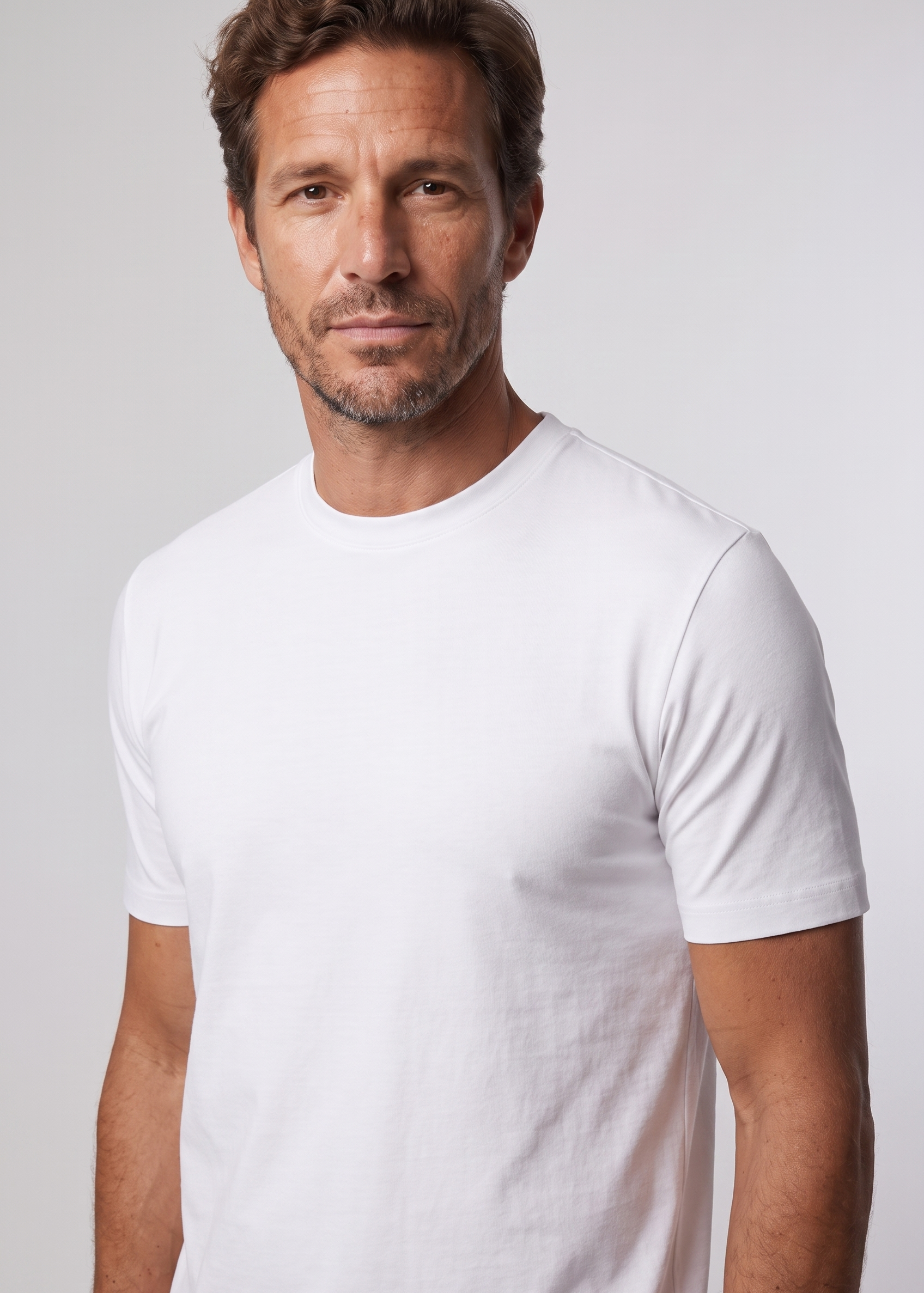 Detail du t-shirt blanc MONVALERE : col rond et couture d'epaule