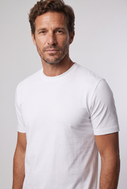 Detail du t-shirt blanc MONVALERE : col rond et couture d'epaule