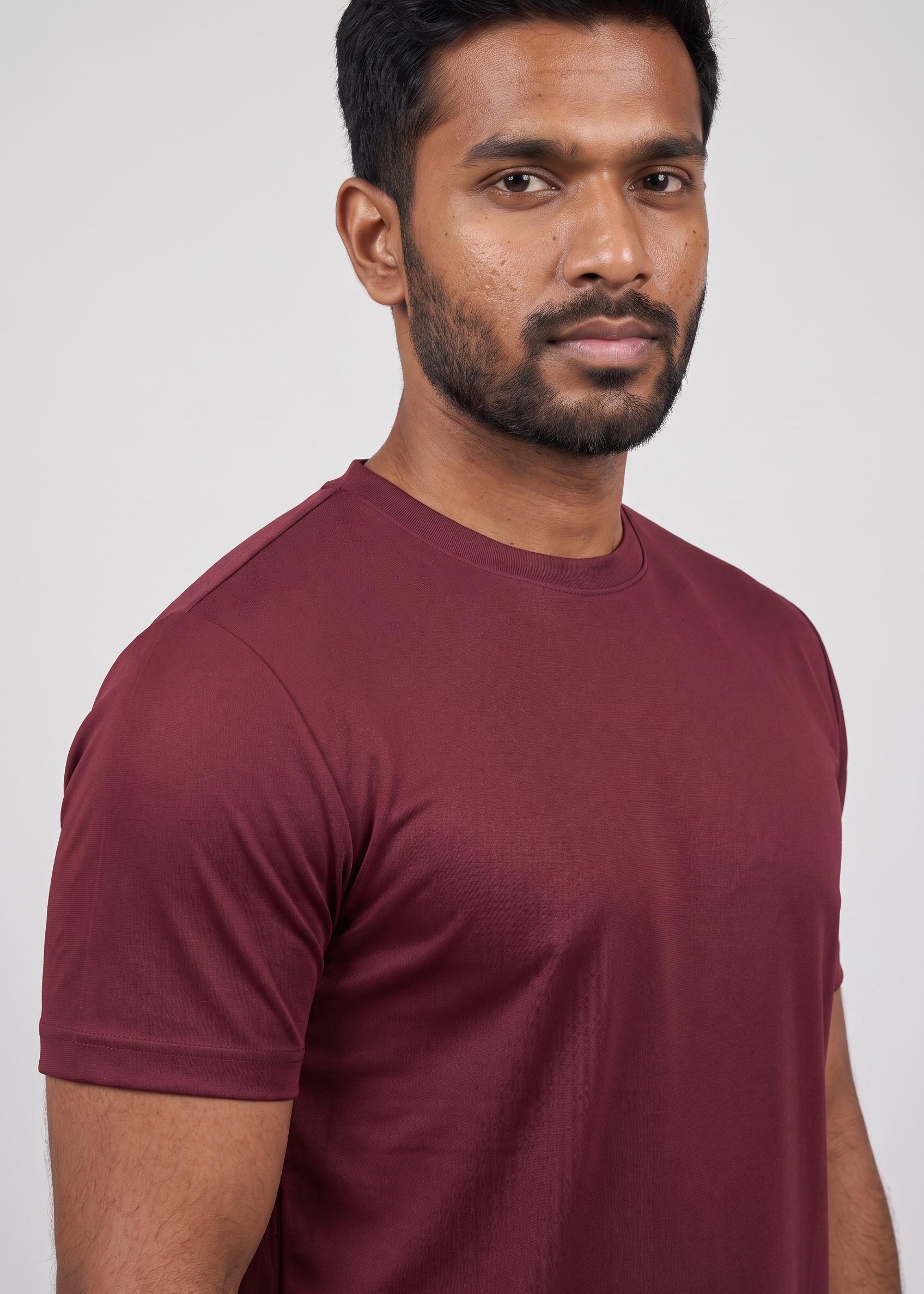 Detail du t-shirt bordeaux MONVALERE : col rond et couture d'epaule