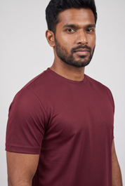 Detail du t-shirt bordeaux MONVALERE : col rond et couture d'epaule