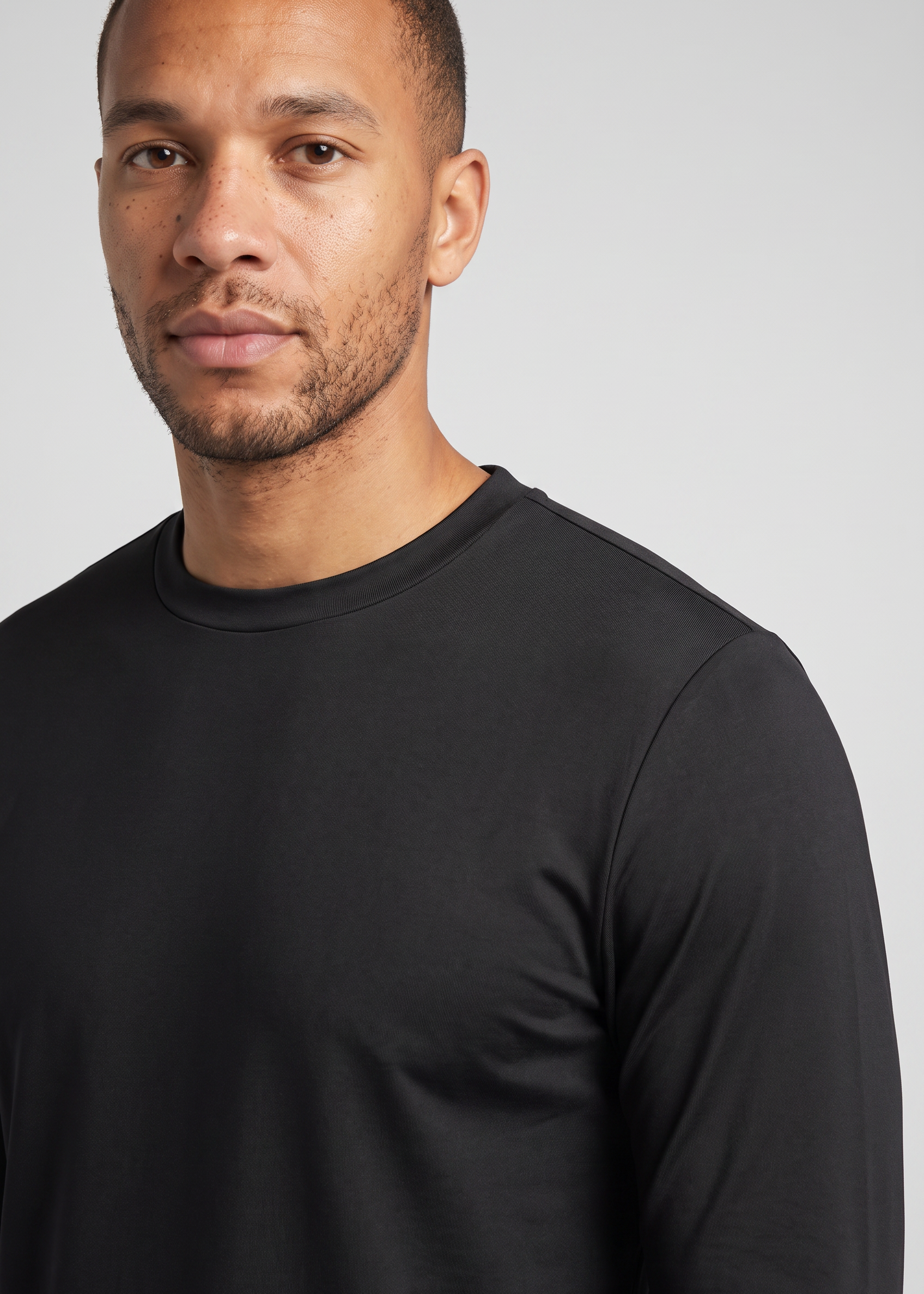 Detail du t-shirt manches longues noir MONVALERE