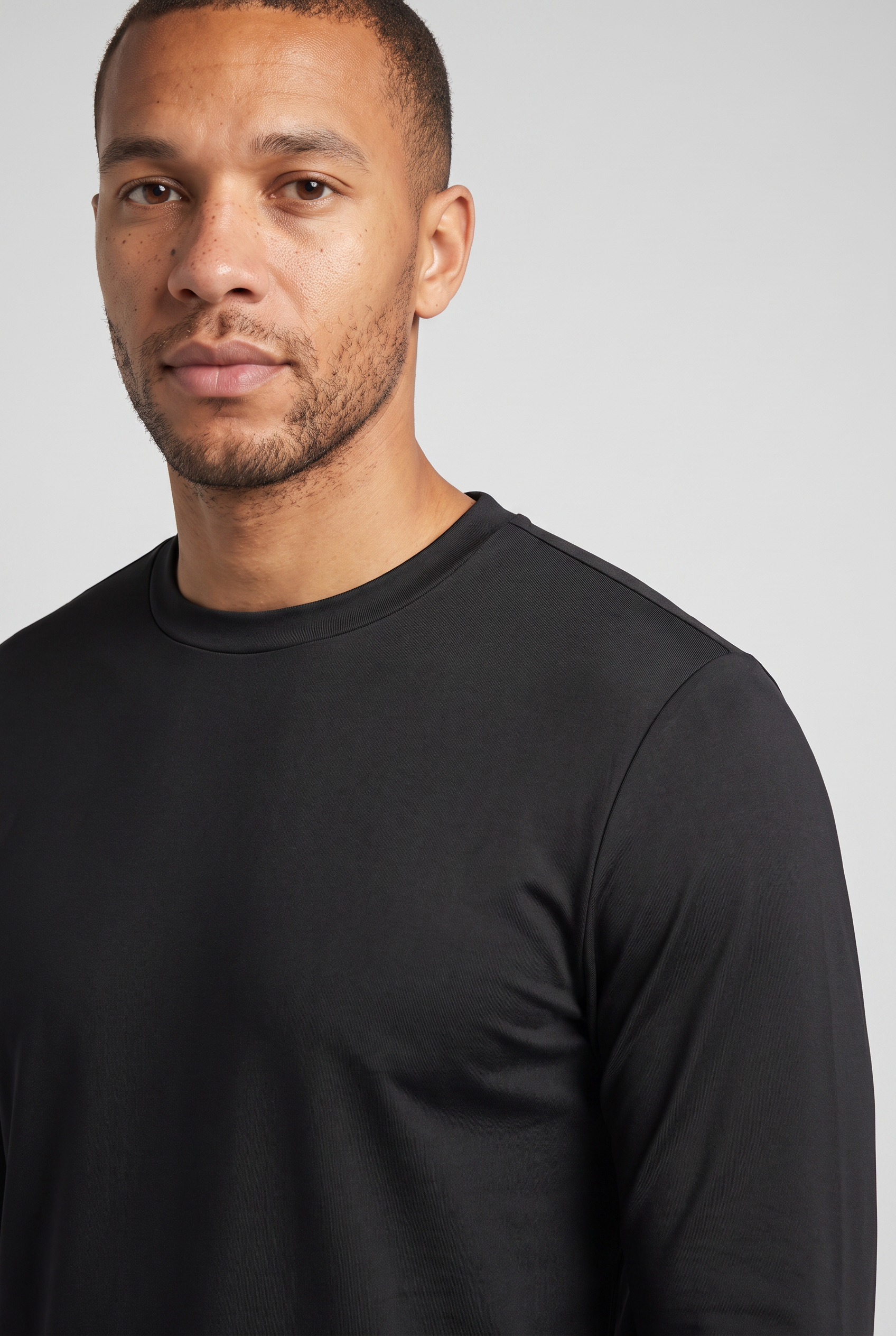 Detail du t-shirt manches longues noir MONVALERE