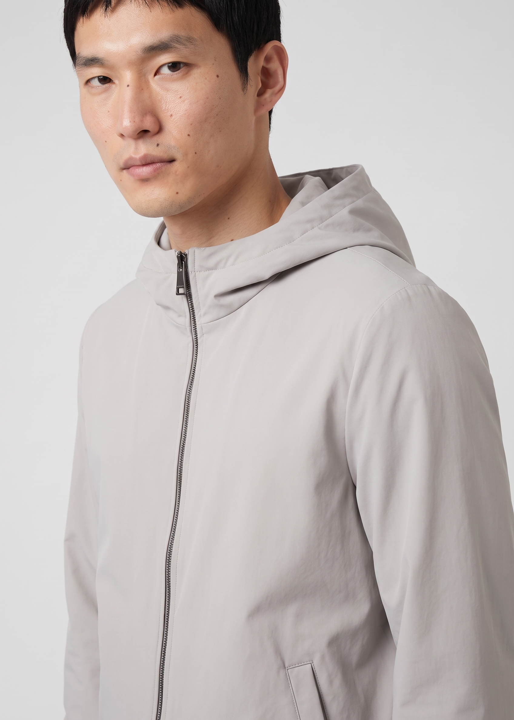 Detail de la veste a capuche grise MONVALERE : zip et poche