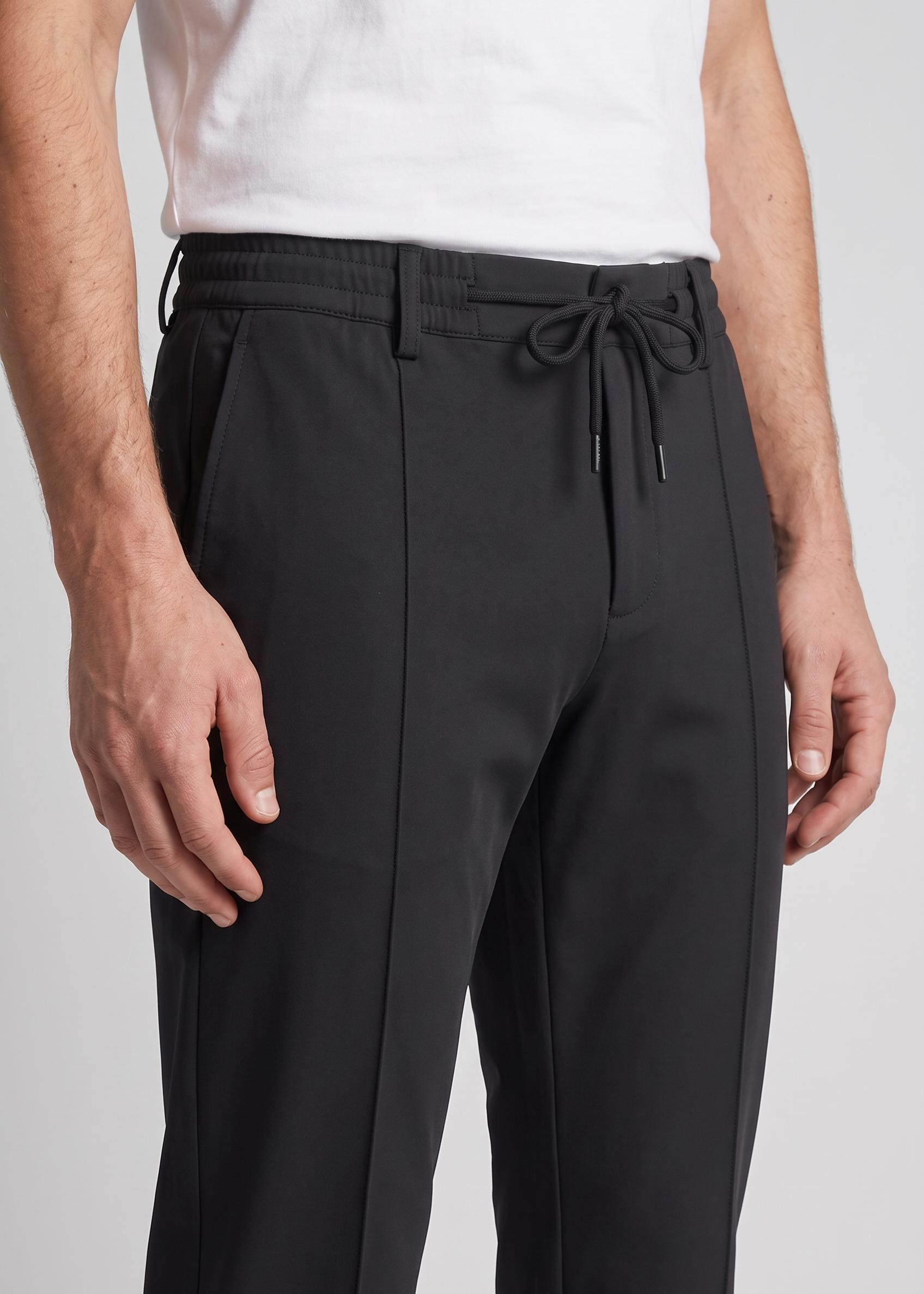 Detail du pantalon noir MONVALERE : taille elastiquee et cordon