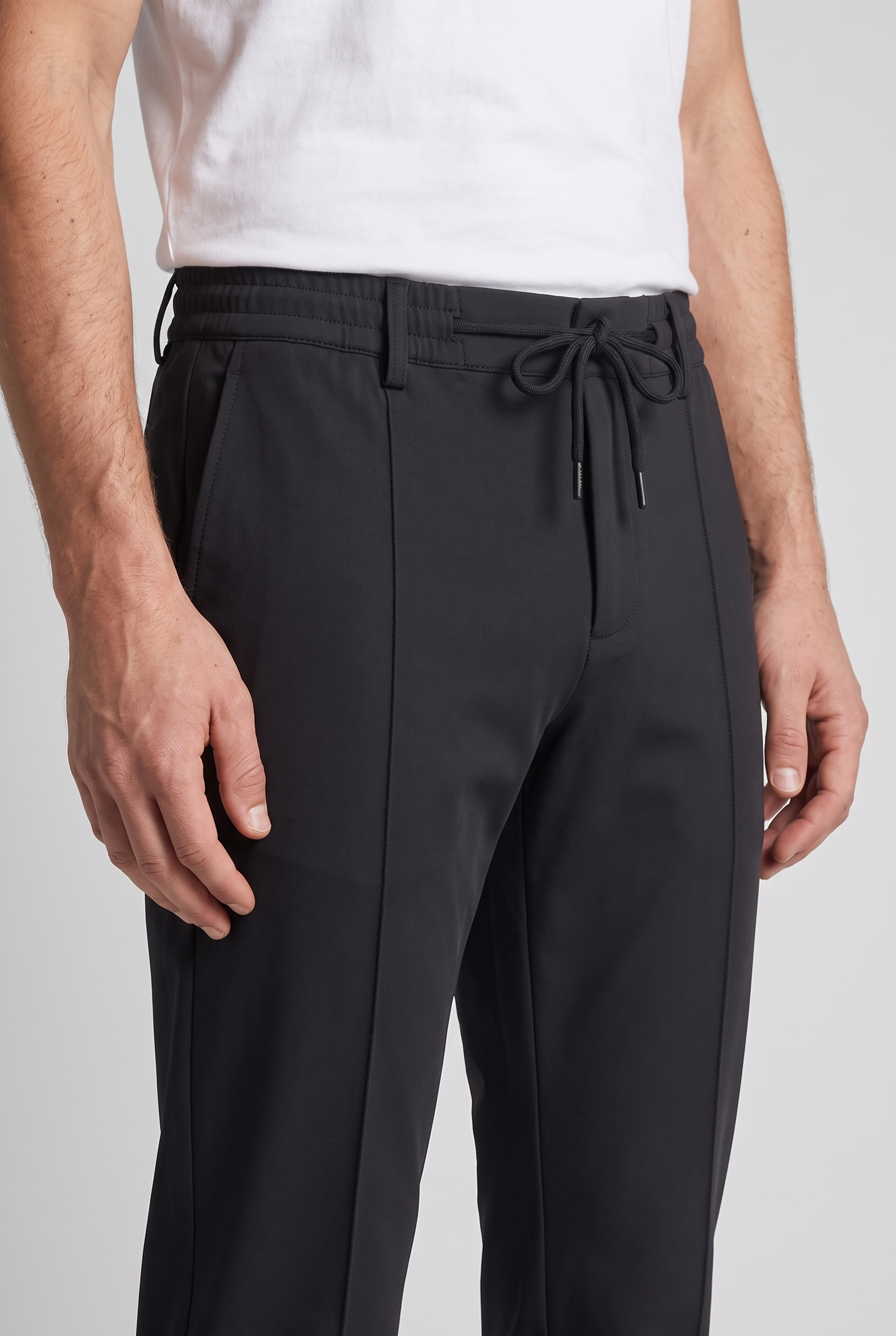 Detail du pantalon noir MONVALERE : taille elastiquee et cordon