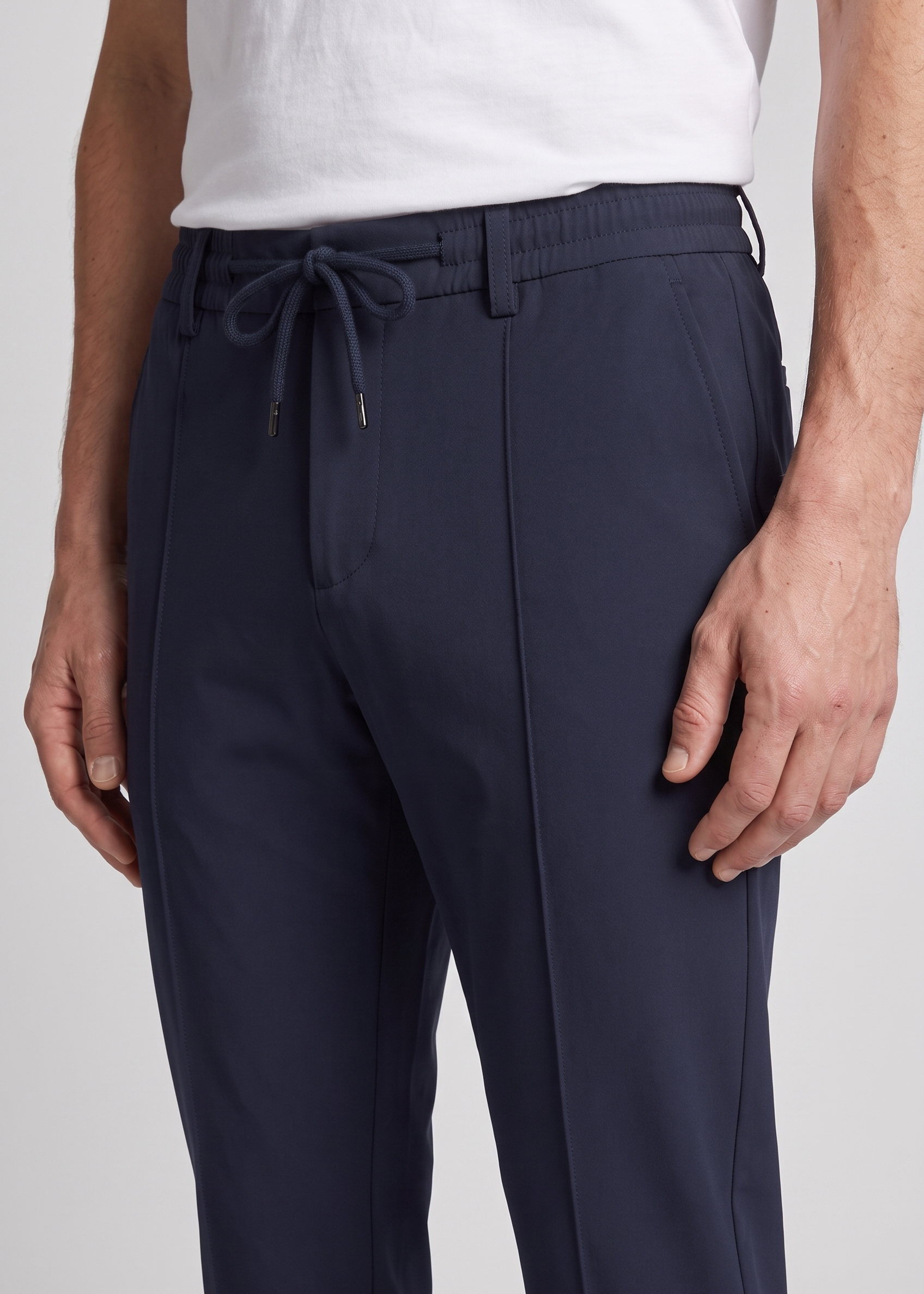 Detail du pantalon bleu marine MONVALERE : taille elastiquee et cordon
