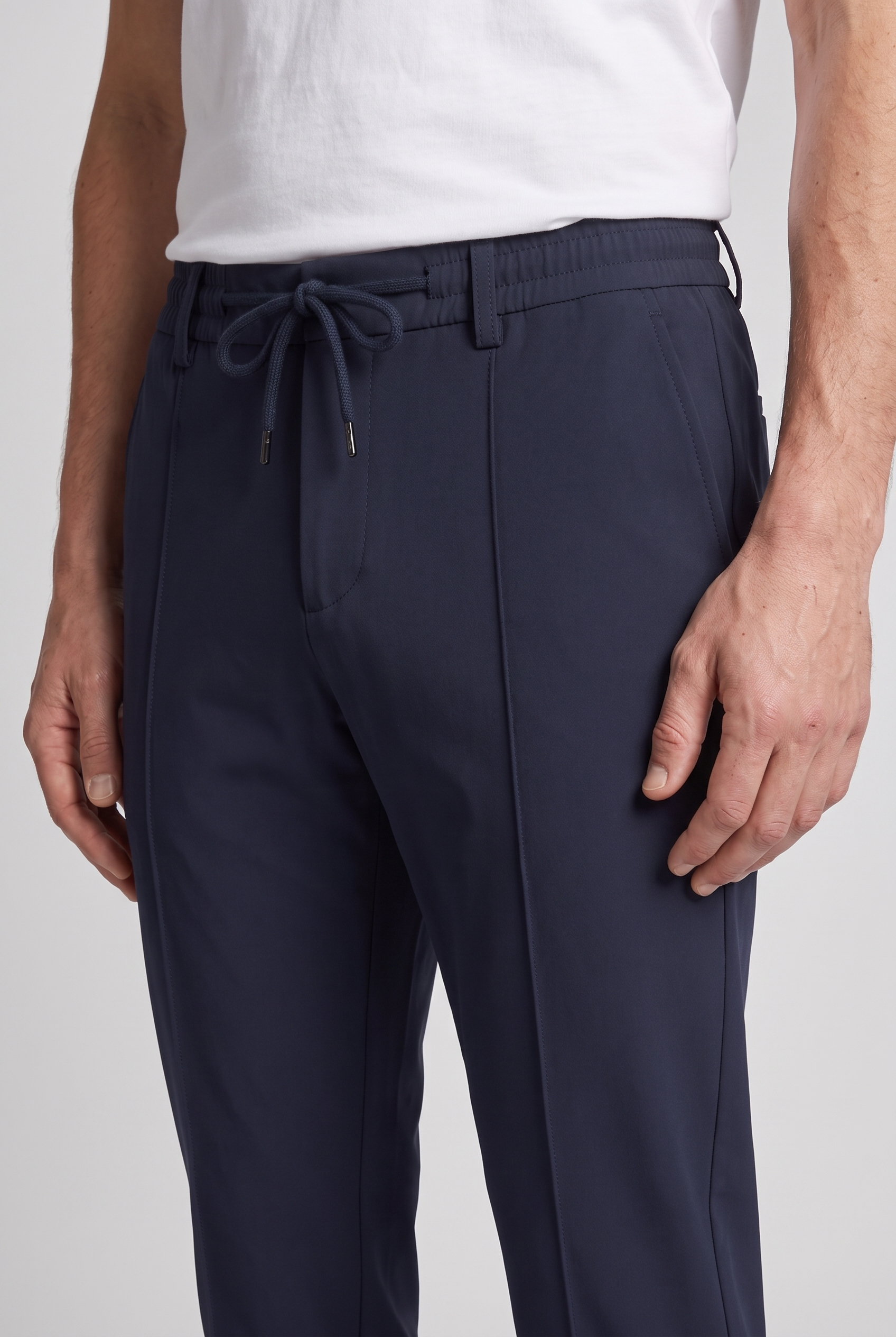 Detail du pantalon bleu marine MONVALERE : taille elastiquee et cordon