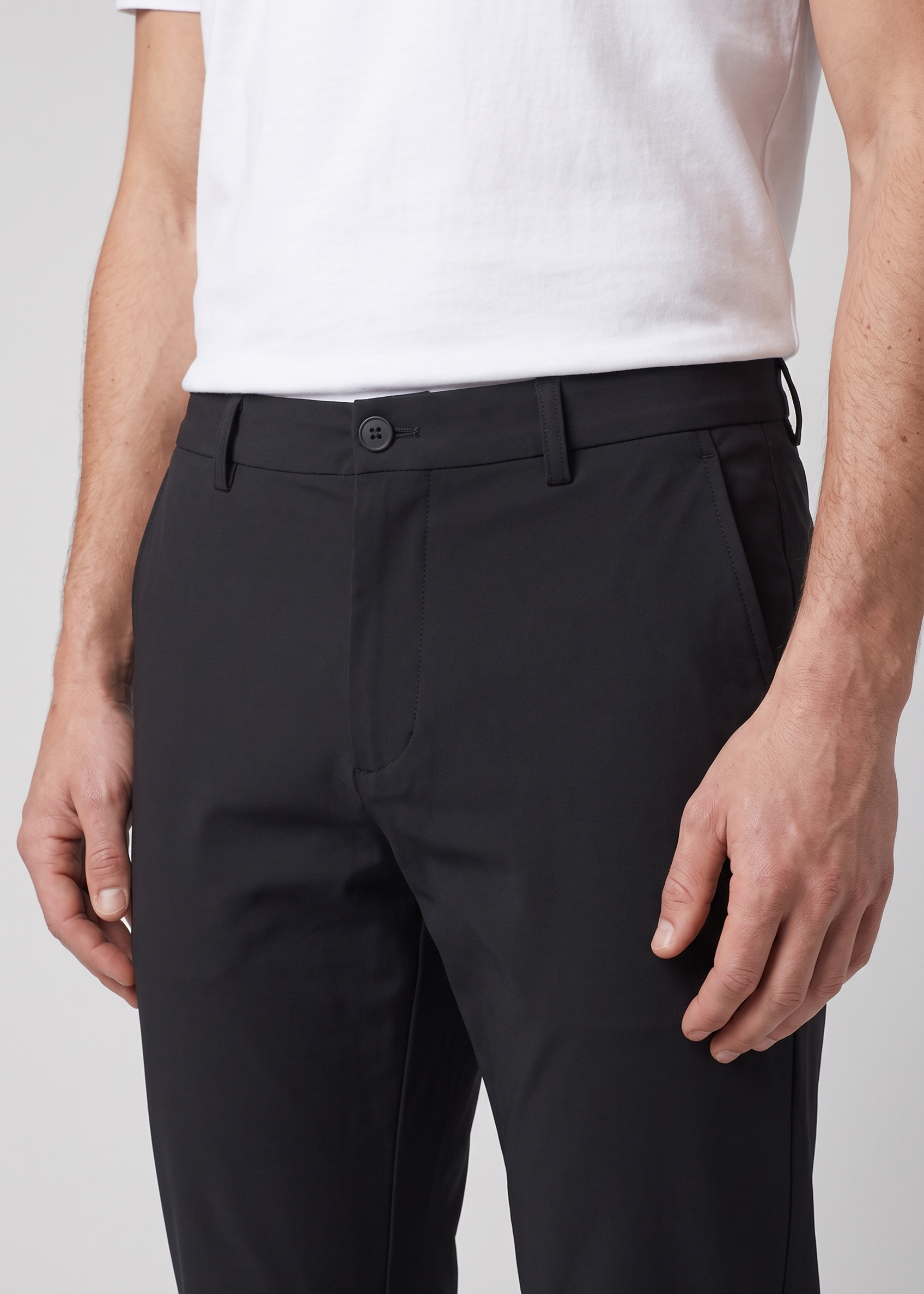 Detail du chino noir MONVALERE : ceinture, bouton et poche