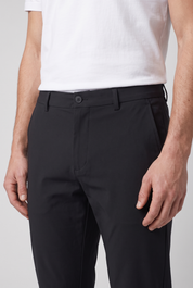 Detail du chino noir MONVALERE : ceinture, bouton et poche