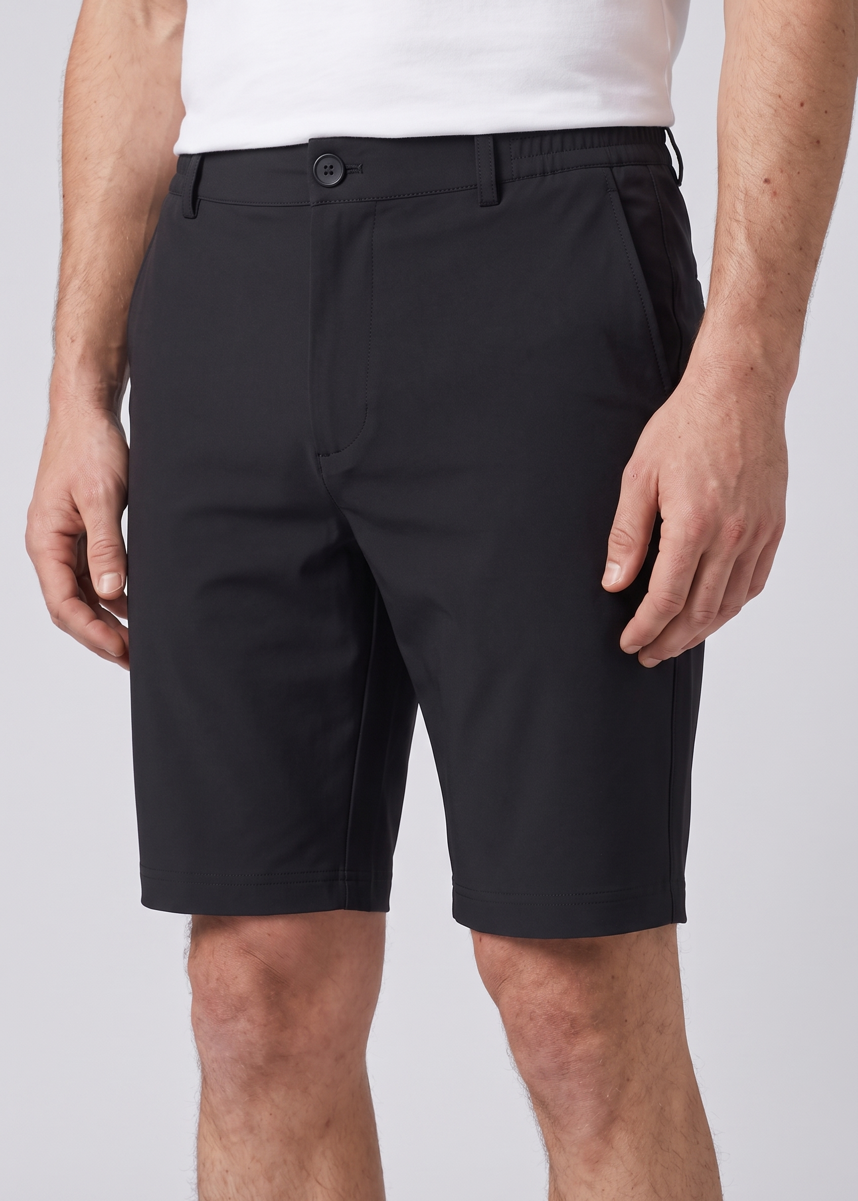 Detail du bermuda noir MONVALERE : ceinture, bouton et poche