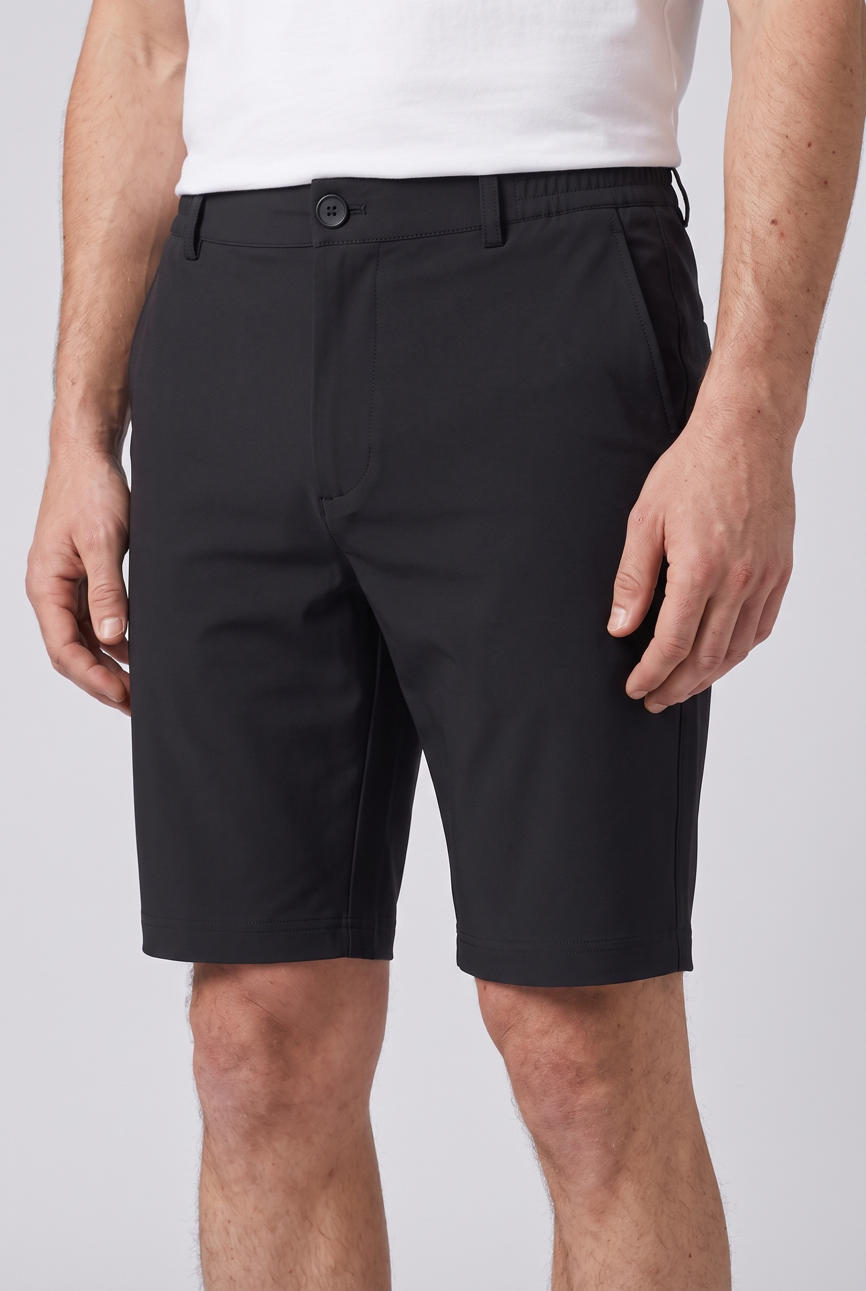Detail du bermuda noir MONVALERE : ceinture, bouton et poche