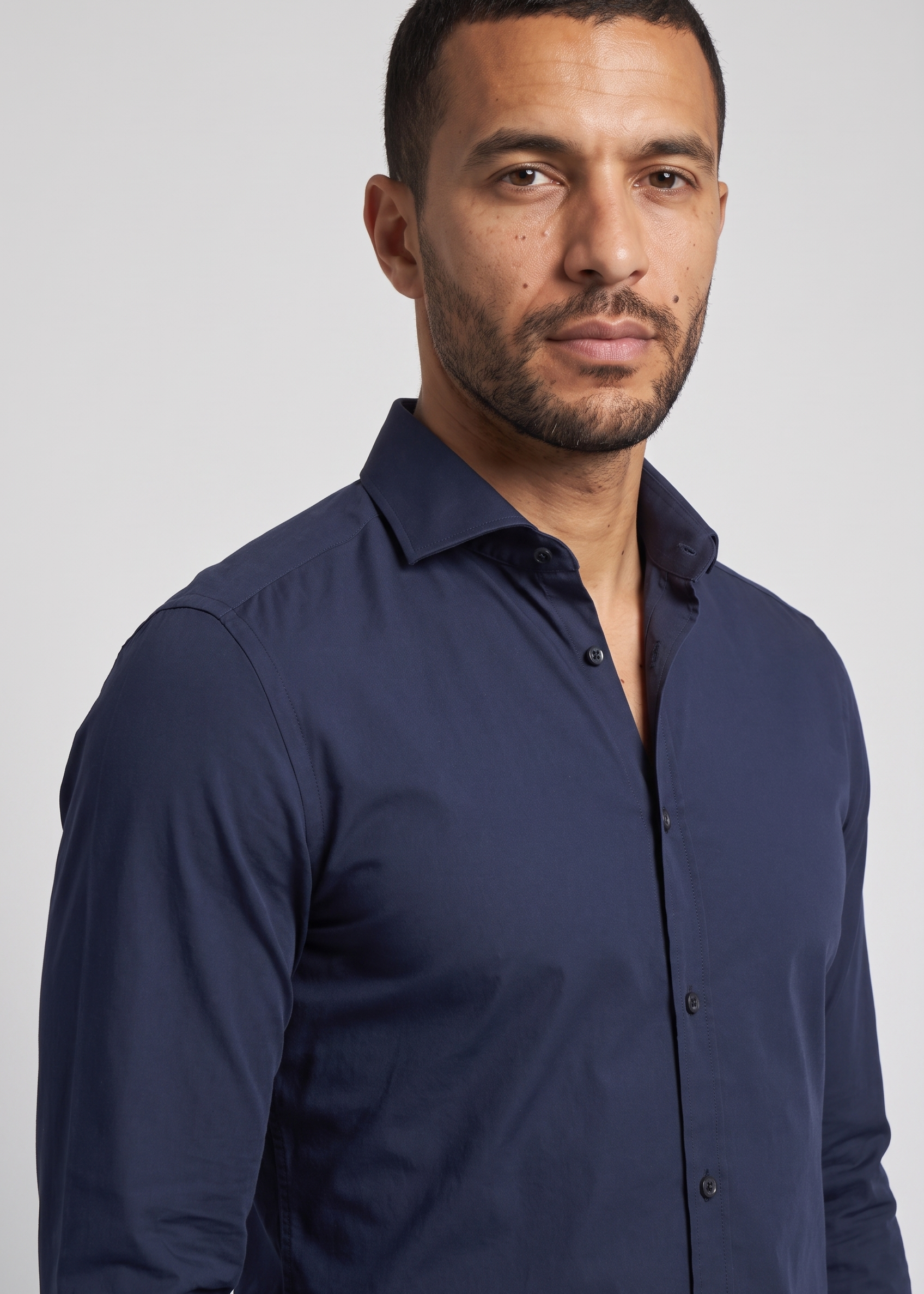 Detail de la chemise bleu marine MONVALERE : col italien et boutons