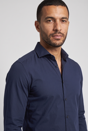 Detail de la chemise bleu marine MONVALERE : col italien et boutons