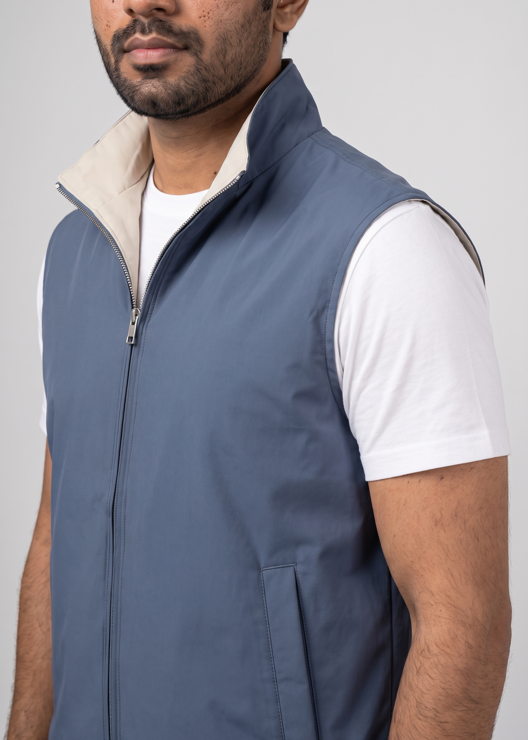 Detail du gilet bleu MONVALERE : col a doublure ecru et zip