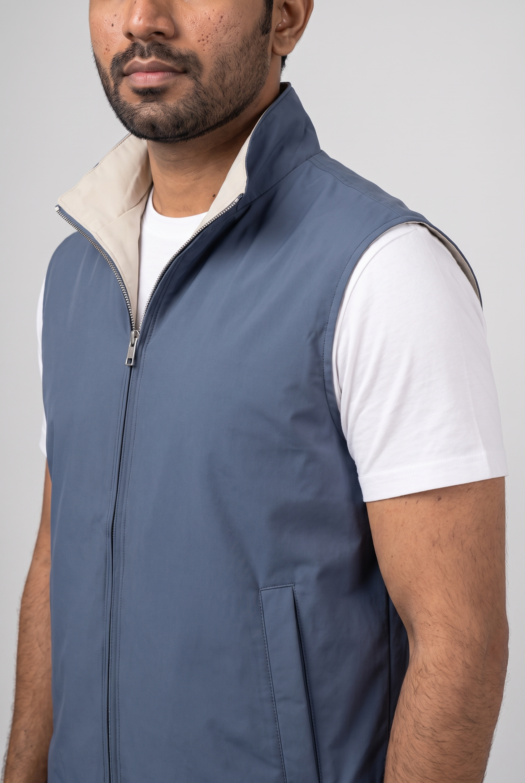 Detail du gilet bleu MONVALERE : col a doublure ecru et zip