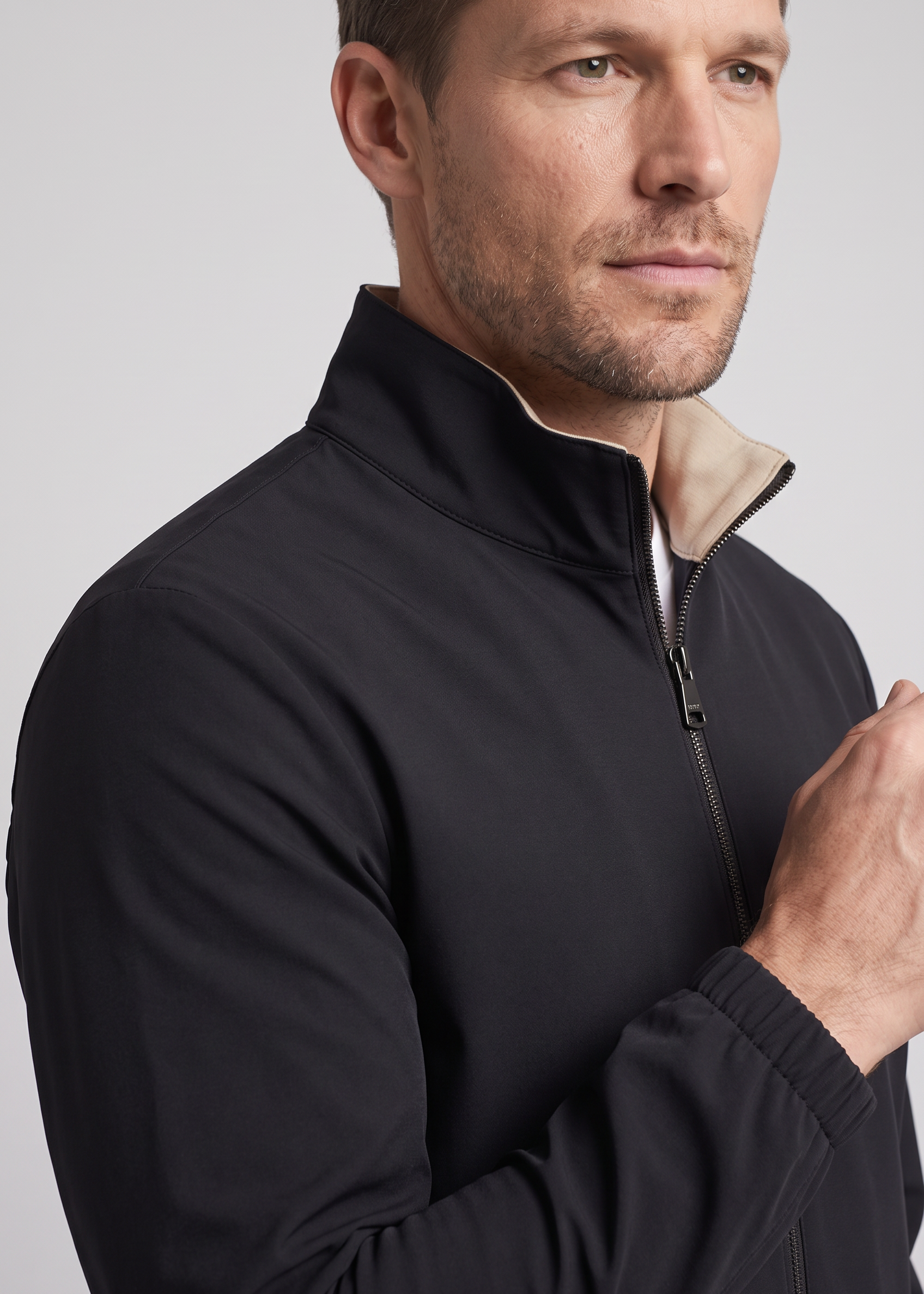 Detail de la veste noire MONVALERE : col a doublure beige et zip
