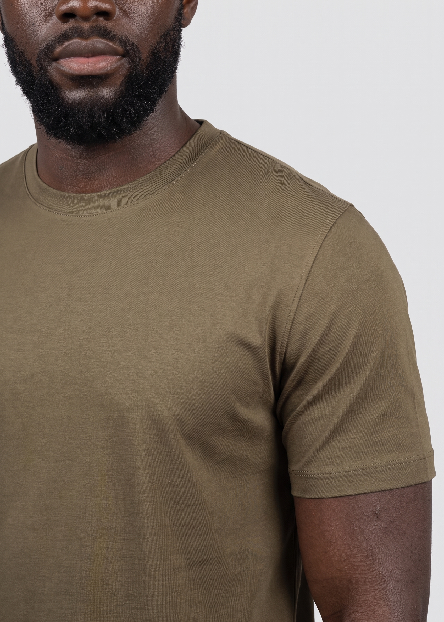 Detail du t-shirt vert olive MONVALERE : col rond et couture d'epaule