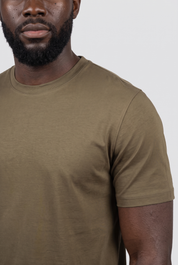Detail du t-shirt vert olive MONVALERE : col rond et couture d'epaule