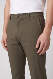 Chino Pants Olive MONVALERE, detail